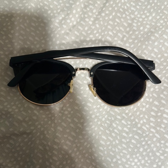 Trendy Black Sunglasses Set - Picture 8 of 12